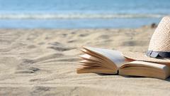 Illsutration plage livre chapeau de paille